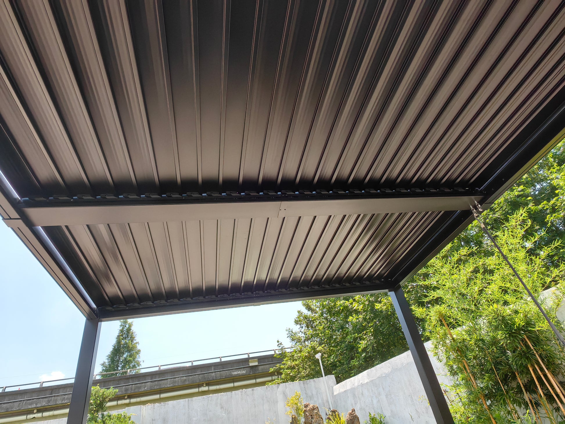 Eleganter Lamellenpavillon 300x300cm aus Aluminium-Eisen mit Verstellbarem Sonnenschutz