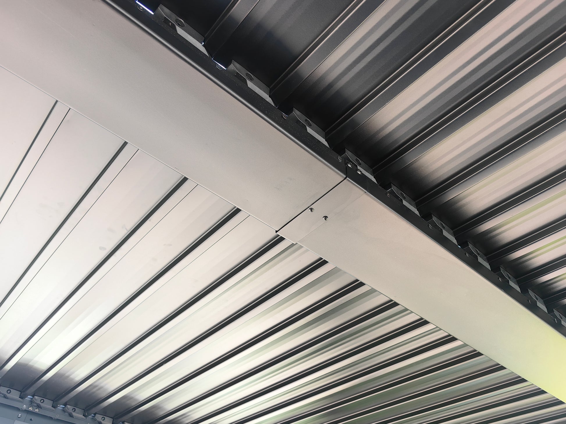 Eleganter Lamellenpavillon 300x300cm aus Aluminium-Eisen mit Verstellbarem Sonnenschutz