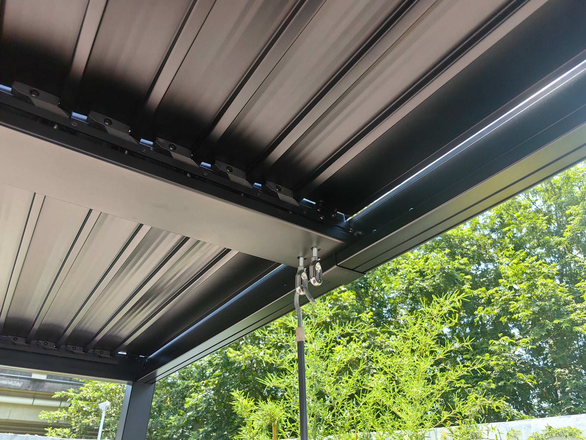 Eleganter Lamellenpavillon 300x300cm aus Aluminium-Eisen mit Verstellbarem Sonnenschutz